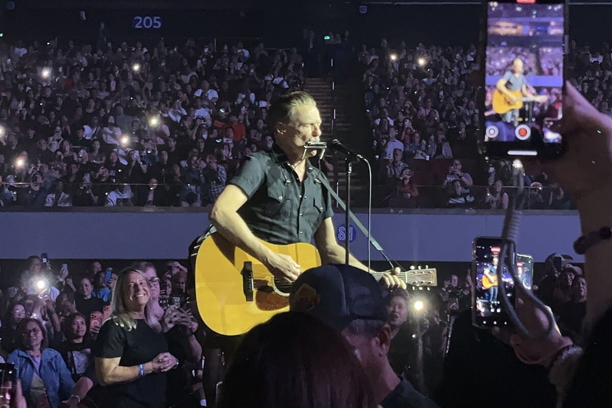 SM MOA Arena Becomes a Giant Videoke Party with Bryan Adams’ Timeless '80s classic